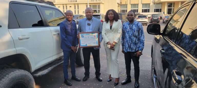 l’honorable Marcel Tshipépele honoré par le Collectif de Communicateurs du Chef
