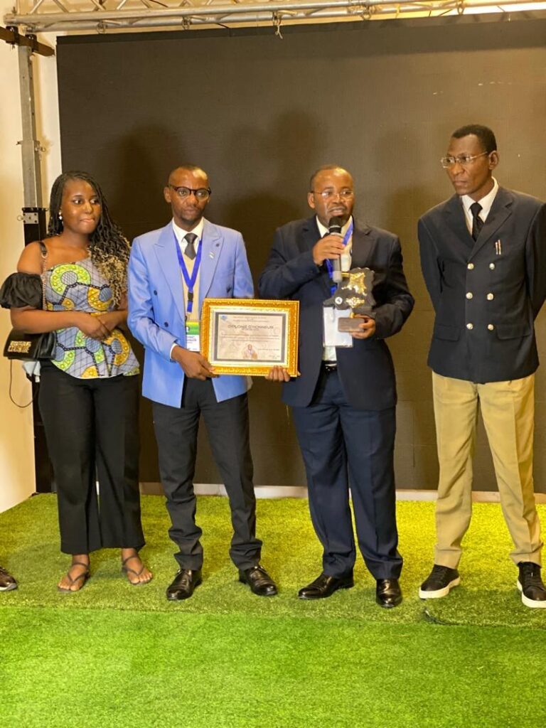 Le Coordonateur de la CONAFHOD honoré par un diplôme de mérite et d’excellence à Kinshasa