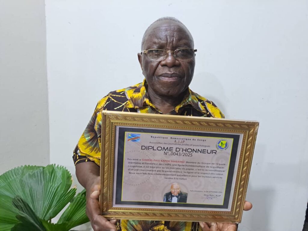 Deux Figures Historiques Honorées : Charles Dia Onken-Ambel et Paul Gabriel Kapita Reçoivent les Diplômes d’honneurs pour Leur Contribution à l’Histoire Politique de la RDC