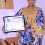 Le Collectif des Communicateurs du Chef de l’État Honore Madame Jupsy Elongo : Un Diplôme de Mérite et d’Excellence pour une Femme d’Impact