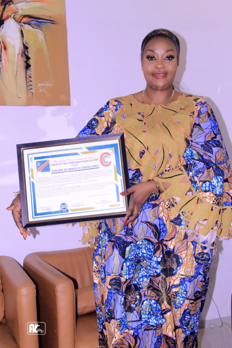 Le Collectif des Communicateurs du Chef de l’État Honore Madame Jupsy Elongo : Un Diplôme de Mérite et d’Excellence pour une Femme d’Impact
