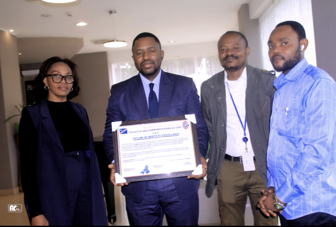 ‎Le Collectif des Communicateurs du Chef a honoré ce jour le parcours exceptionnel de Steeve Lemba, Directeur des Opérations et Stratégies à la Agence Congolaise de l’Environnement (ACE), en lui remettant un Diplôme de Mérite et d’Excellence pour le Leadership.